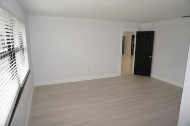 Beautifully remodeled 3-bedroom, 2-bathroom single-family home - photo 9