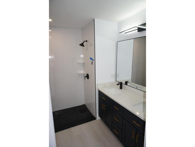 Beautifully remodeled 3-bedroom, 2-bathroom single-family home - photo 10
