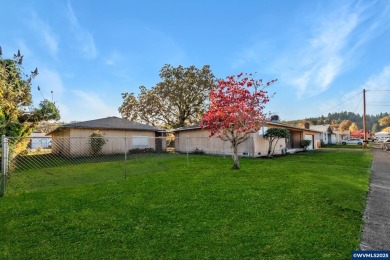 ** 2 HOMES ** DUAL LIVING in Sweet Home on .33 acre! This 1564