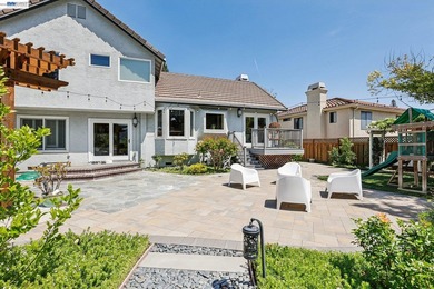 East-facing residence, situated in the desirable Canyon Hills - photo 4