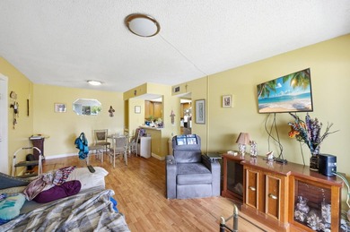 Enjoy comfortable Florida living in this charming 2-bedroom - photo 5