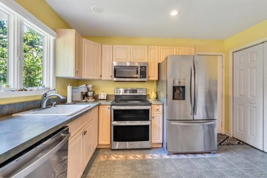 Welcome to 3 Woodbine Lane, nestled in the highly sought-after - photo 14