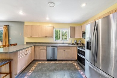 Welcome to 3 Woodbine Lane, nestled in the highly sought-after - photo 16