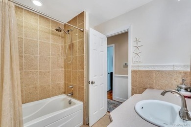 Welcome to 3 Woodbine Lane, nestled in the highly sought-after - photo 20