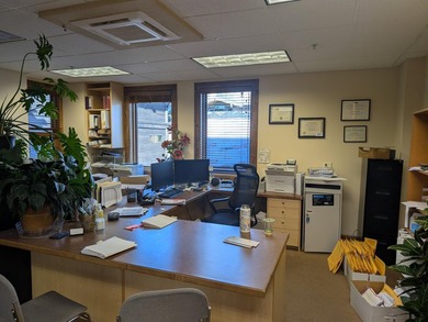 Elegant wood-paneled common area atrium, shared conference room - photo 3