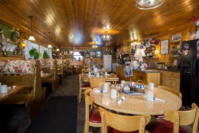 Own your own restaurant! Commercial property with a successful - photo 11