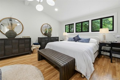 Meticulously renovated, this spacious 4 bedroom, 3 bathroom - photo 12