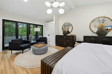 Meticulously renovated, this spacious 4 bedroom, 3 bathroom - photo 13