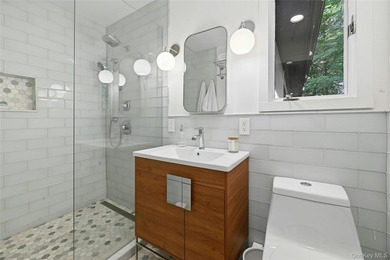Meticulously renovated, this spacious 4 bedroom, 3 bathroom - photo 14