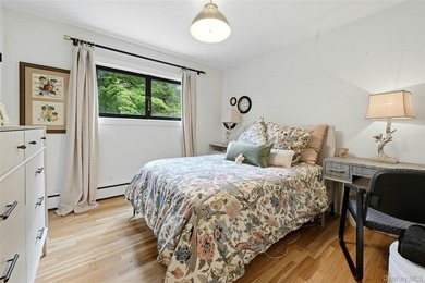 Meticulously renovated, this spacious 4 bedroom, 3 bathroom - photo 15