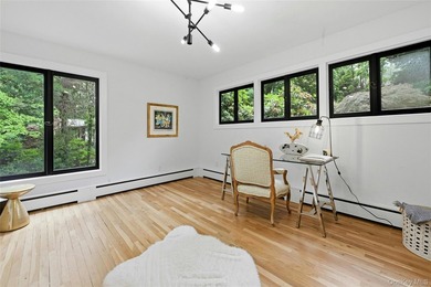 Meticulously renovated, this spacious 4 bedroom, 3 bathroom - photo 16