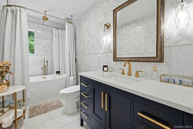 Meticulously renovated, this spacious 4 bedroom, 3 bathroom - photo 17