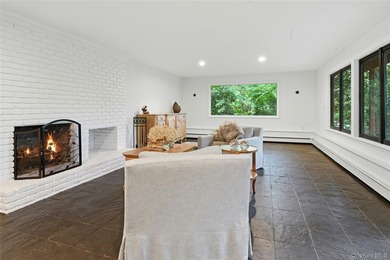 Meticulously renovated, this spacious 4 bedroom, 3 bathroom - photo 18