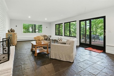Meticulously renovated, this spacious 4 bedroom, 3 bathroom - photo 19