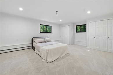 Meticulously renovated, this spacious 4 bedroom, 3 bathroom - photo 20
