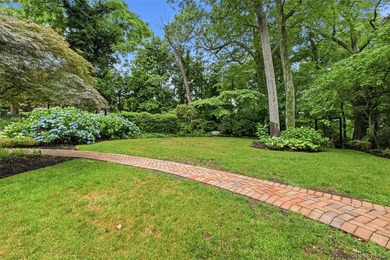 Meticulously renovated, this spacious 4 bedroom, 3 bathroom - photo 24