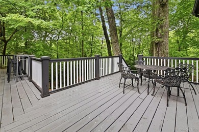 Meticulously renovated, this spacious 4 bedroom, 3 bathroom - photo 25