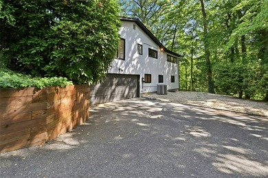 Meticulously renovated, this spacious 4 bedroom, 3 bathroom - photo 27
