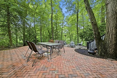 Meticulously renovated, this spacious 4 bedroom, 3 bathroom - photo 28