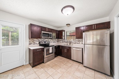 Welcome to Buttercup Cottage! This charming 3-bedroom, 2-bath - photo 12