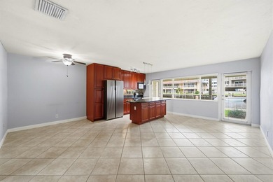 Fully remodeled 1-bedroom, 1-bath waterfront residence in Coral - photo 4