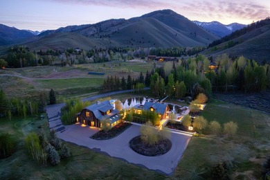 Extraordinary 12 acre private gated property featuring a Modern - photo 2