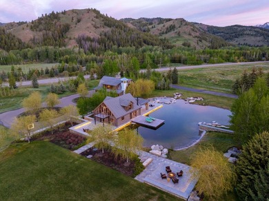 Extraordinary 12 acre private gated property featuring a Modern - photo 4