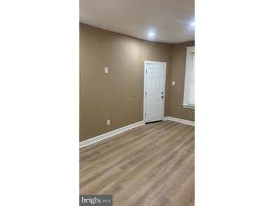 Nice renovated duplex with car garage and side entrance and - photo 11