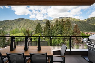 Premier west-facing Limelight Hotel Residence with Baldy views - photo 2