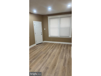 Nice renovated duplex with car garage and side entrance and - photo 12