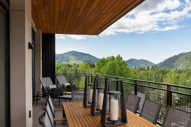Premier west-facing Limelight Hotel Residence with Baldy views - photo 3