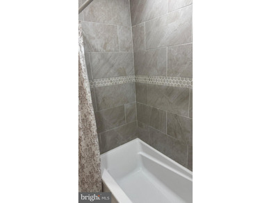 Nice renovated duplex with car garage and side entrance and - photo 13