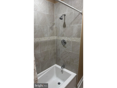 Nice renovated duplex with car garage and side entrance and - photo 14