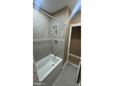 Nice renovated duplex with car garage and side entrance and - photo 16