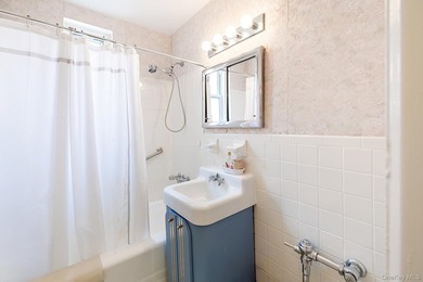 **ACCEPTED OFFER** Spacious and bright 2 bedroom conveniently - photo 17