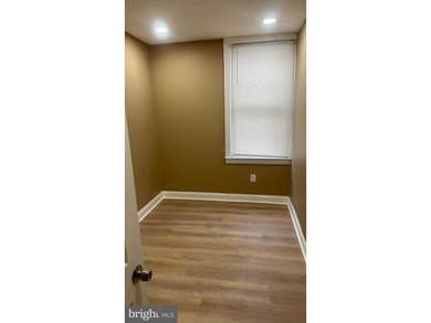 Nice renovated duplex with car garage and side entrance and - photo 17