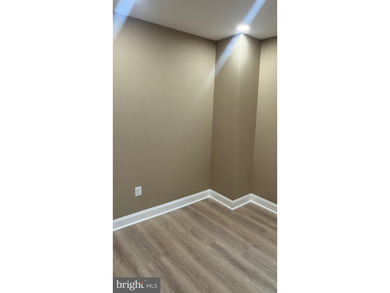 Nice renovated duplex with car garage and side entrance and - photo 19