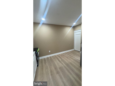 Nice renovated duplex with car garage and side entrance and - photo 22