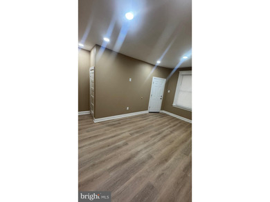 Nice renovated duplex with car garage and side entrance and - photo 26