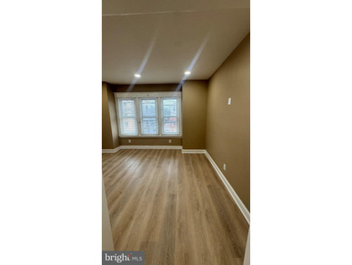 Nice renovated duplex with car garage and side entrance and - photo 30