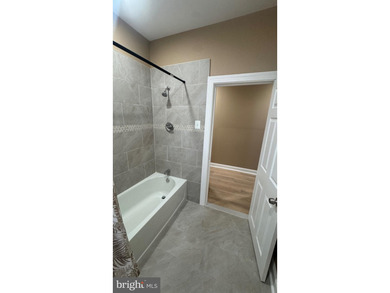 Nice renovated duplex with car garage and side entrance and - photo 37