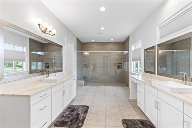Positioned directly on the Eagle Creek golf course with water - photo 20