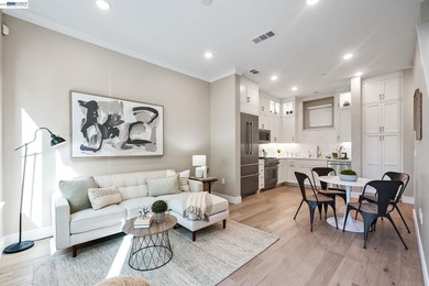 Ideally located in the heart of Lafayette, this stylish end-unit - photo 1