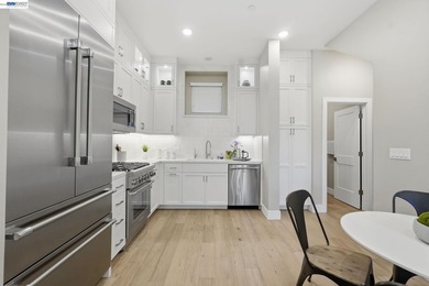 Ideally located in the heart of Lafayette, this stylish end-unit - photo 5