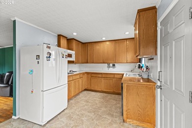 Welcome to this charming 2 bedroom, 1 bath coastal cottage - photo 11