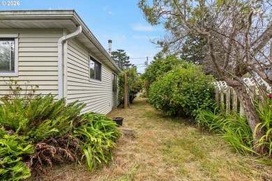 Welcome to this charming 2 bedroom, 1 bath coastal cottage - photo 24