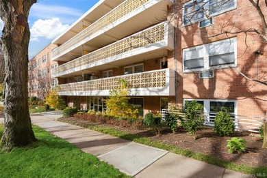 Renovated two bedroom, one bathroom co-op apartment in Great - photo 3