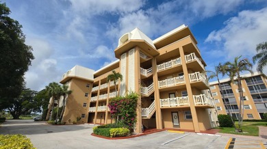 Ideally situated in the heart of North Palm Beach, this bright - photo 2