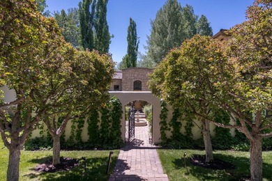 Exceptional Lane Ranch home featuring a 3BR/3BA main residence - photo 2