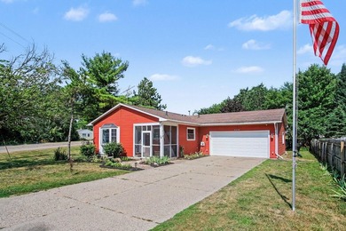 Welcome home to this beautiful 5-bedroom, 2-full bath home with - photo 3